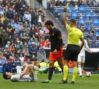 El centrocampista colombiano del Real Madrid James Rodríguez (i) y el jugador del Valencia Dani Parejo (c).