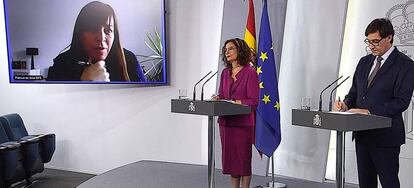 Captura de la señal institucional de Moncloa que muestra a la portavoz del Ejecutivo y ministra de Hacienda, María Jesús Montero, y al ministro de Sanidad, Salvador Illa