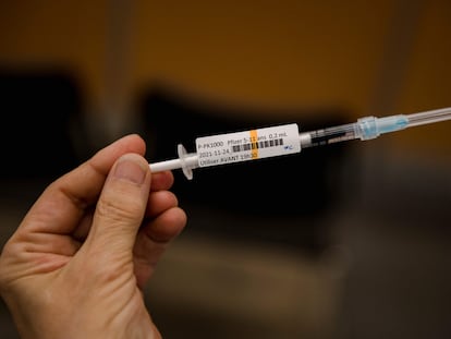 Una enfermera sostiene una vacuna contra el coronavirus en Montreal, Quebec, el pasado noviembre.