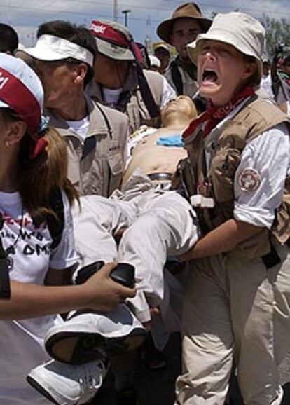 Varias personas trasladan al agricultor coreano que se suicidó ayer en Cancún.