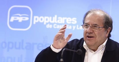 El candidato del PP a la presidencia de la Junta de Castilla y León, Juan Vicente Herrera, valora los resultados de las elecciones del 24 M, en la sede de su partido.