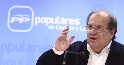 El candidato del PP a la presidencia de la Junta de Castilla y Le&oacute;n, Juan Vicente Herrera, valora los resultados de las elecciones del 24 M, en la sede de su partido.