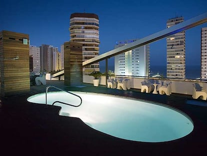 Piscina en la azotea del hotel Agir, con los rascacielos de Benidorm al fondo.