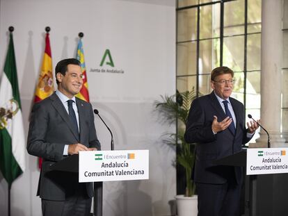 El presidente de Andalucía, Juan Manuel Moreno (izquierda) y el de Valencia, Ximo Puig, el pasado 21 de septiembre en Sevilla.