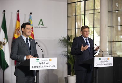 El presidente de Andalucía, Juan Manuel Moreno (izquierda) y el de Valencia, Ximo Puig, el pasado 21 de septiembre en Sevilla.