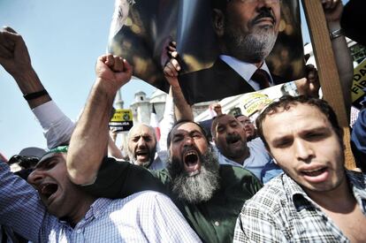 Manifestantes turcos sostienen un cartel del pressidente depuesto Mohamed Morsi durante una manifestación de condena por la violencia desplegada por las fuerzas de seguridad este miércoles.