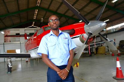 Effraim Kanuri, piloto de Amref Flying Doctors, antes de partir para evacuar a un paciente.