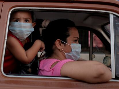 Un niño y una mujer con mascarilla en un coche en La Habana el 8 de junio de 2020.