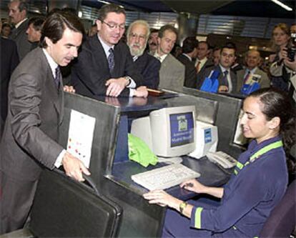 José María Aznar, en uno de los mostradores de facturación de equipajes de la estación de Nuevos Ministerios, inaugurada hoy.