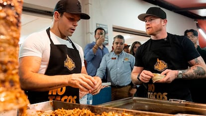 Ricardo ?lvarez y Sal Canelo ?lvarez en la nueva sucursal de la taquera 'El pastor de Rica', en San Diego, California.