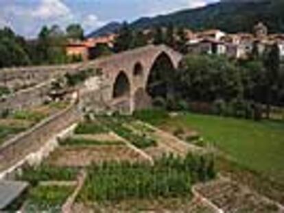 El puente gótico de Sant Joan de les Abadesses fue reconstruido en 1976 tras ser volado al final de la guerra civil.