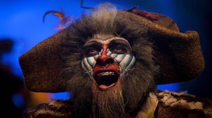 La comparsa 'Los irracionales' durante la final del concurso de agrupaciones carnavalescas de Cádiz.