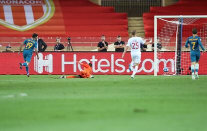 El jugador del Atlético Diego Costa chuta a puerta para empatar el partido.