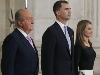 Don Juan Carlos y don Felipe durante la sanci&oacute;n de abdicaci&oacute;n