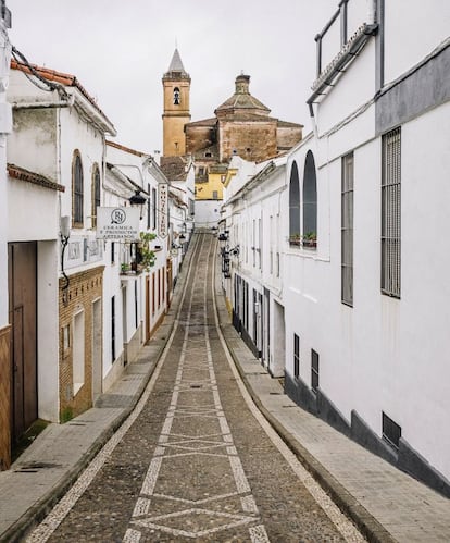 Por las calles de Jabugo, Huelva, resalta el olor de un producto al que se dedica el 80% de su población (2.400 habitantes) y de la comarca.