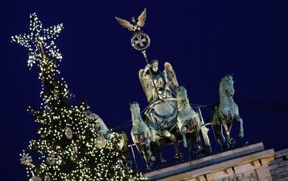 Vista de la copa del &aacute;rbol de Navidad procedente de Drobak (Noruega)  instalado frente a la Puerta de Brandenburgo en Berl&iacute;n (Alemania). La ciudad noruega lleva regalando a la ciudad de Berl&iacute;n un abeto cada Navidad desde la reunificaci&oacute;n alemana, en 1989.