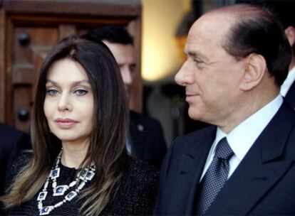 Veronica Lario, junto a su marido, Silvio Berlusconi, en una imagen de 2004.