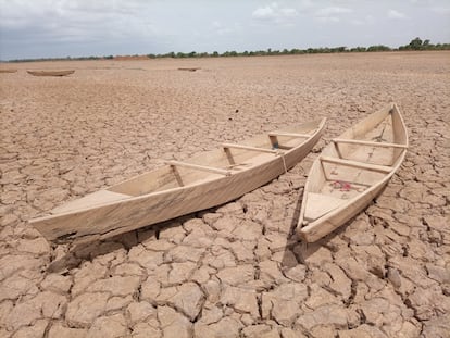 Lago seco cerca de Uagadugú, capital de Burkina Faso. En época de sequía, los pescadores abandonan sus canoas mientras esperan a que vuelva el agua.