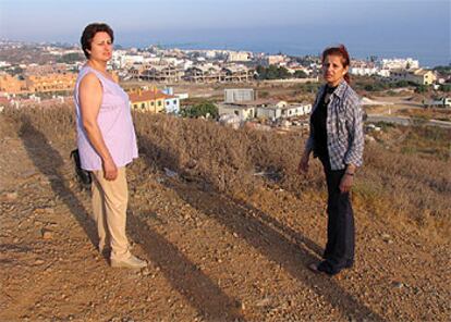 María del Carmen (izquierda) y su hermana Amalia Ramos Toro, ayer en los terrenos de la finca Los Jarales de Rincón de la Victoria.