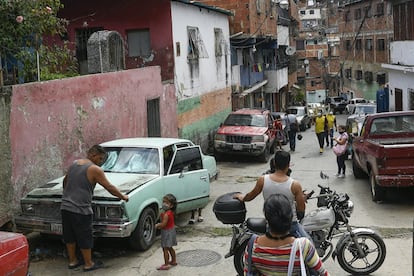 Los venezolanos han estado recurriendo a la tradición afrocubana de la santería con ceremonias de curación durante la pandemia, para tratar distintos padecimientos, entre ellos la covid.