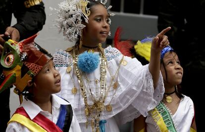 Los niños vestidos de trajes tradicionales para ver un desfile del día de la independencia en ciudad de Panamá.