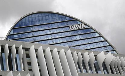 Fachada de la sede corporativa del BBVA, en el distrito de Las Tablas en Madrid.