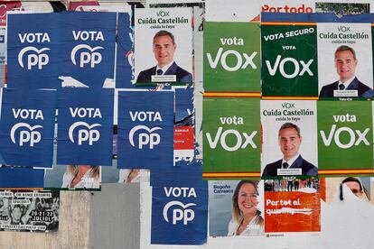 Carteles electorales en una pared de la ciudad de Castellón.