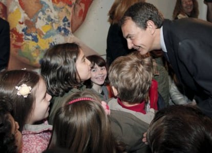 Zapatero conversa con un grupo de pequeños estudiantes que visitaba el Senado.