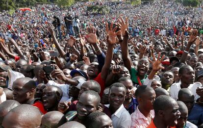 Manifestación de la oposicion keniata antes las autoridades electorales, a quienes les acusan de haber pactado ya con el Gobierno el amaño de las elecciones presidenciales de 2017, en Nairobi.