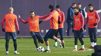 Parte de la plantilla del FC Barcelona, durante el entrenamiento que el equipo azulgrana ha realizado este mi&eacute;rcoles.