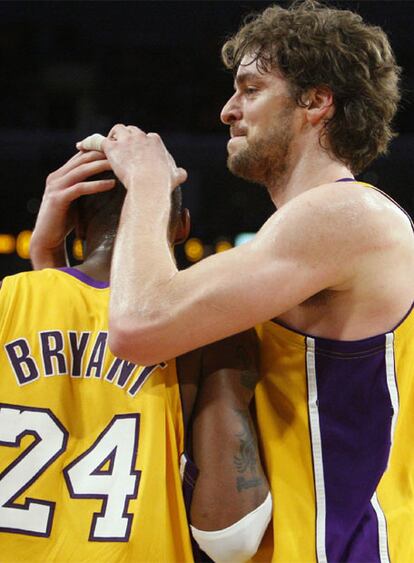 Un gesto cariñoso de Gasol a Bryant en el curso del partido.