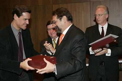 El ministro de Justicia entrega el premio de Derechos Humanos a Reynaldo Peters en Madrid.