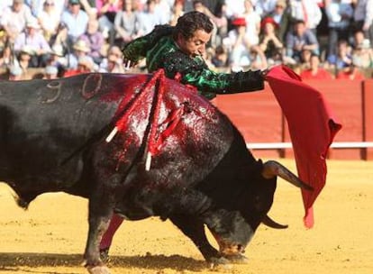 El Fundi da un pase de pecho a su primer toro ayer en La Maestranza.