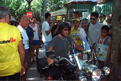 Pantani, tras ganar el Tour del 98, rodeado de fans y paseando con su Harley Davidson por su ciudad natal, Cesenatico.
