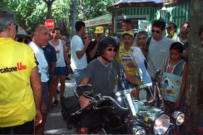 Pantani, tras ganar el Tour del 98, rodeado de fans y paseando con su Harley Davidson por su ciudad natal, Cesenatico.