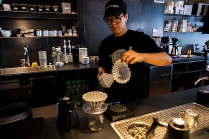 En Hanso Café, el café de filtro se prepara en una cafetera de goteo Origami.