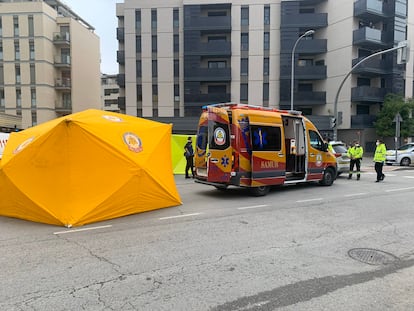 Los sanitarios del Samur atienden al joven acuchillado en Villaverde en abril de 2022.