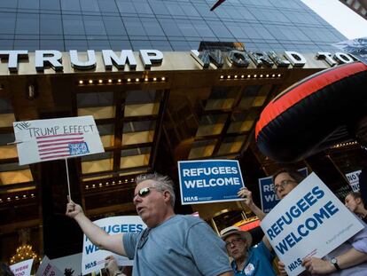 Una protesta ante la Trump World Tower en Nueva York el martes pasado, durante el D&iacute;a Mundial del Refugiado.