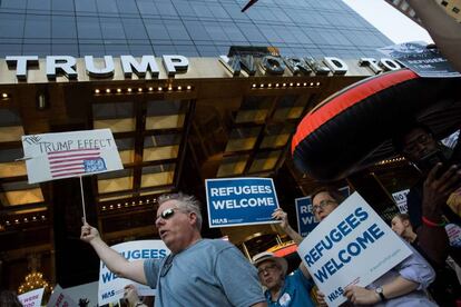 Una protesta ante la Trump World Tower en Nueva York el martes pasado, durante el D&iacute;a Mundial del Refugiado.