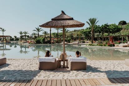 Nunca antes una laguna artificial había tenido un fondo completamente de arena. Rodeada de elegantes hamacas y chambaos, con un completo servicio de camareros en las terrazas y una espléndida playa de arena de 2.800m2, los placeres de la costa se integran perfectamente en un exclusivo y lujoso entorno verdaderamente privado. Precio: Desde 45 euros por persona.