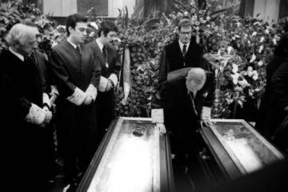 Antonio Pedrol Rius, presidente del Colegio de Abogados de Madrid, se inclina sobre los féretros en la capilla ardiente de los asesinados en la matanza de Atocha de 1977.