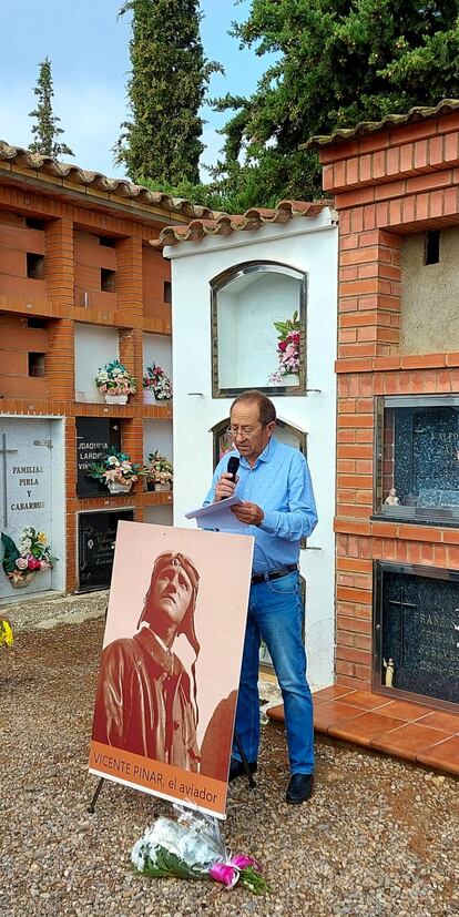 Aquilino Mata durante el homenaje a un piloto republicano.