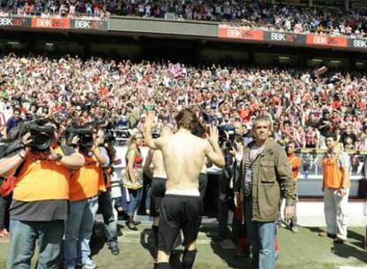 Fernando Llorente se despide del público de San Mamés.