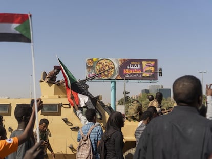 Decenas de personas participan en una protesta este martes exigiendo la salida del presidente sudanés, Omar al-Bashir, en Jartum.