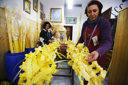 Paqui Serrano, artesana de la palma blanca trenzada de Elche.