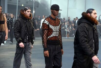 Desde los pantalones deportivos holgados hasta las redecillas de la canasta como sudadera o los colores de la pelota en la camiseta... el mundo del baloncesto se ha subido a la pasarela con las creaciones de Riccardo Tisci para Givenchy.