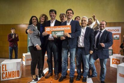  El presidente de Ciudadanos, Albert Rivera (c) presenta junto al candidato  a la presidencia de la Junta, Juan Mar&iacute;n(3i) a los aspirantes provinciales del partido al parlamento andaluz