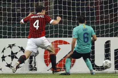 Van Bommel, que llegaba a la carrera, no ha podido evitar enviar el balón a su propia portería.