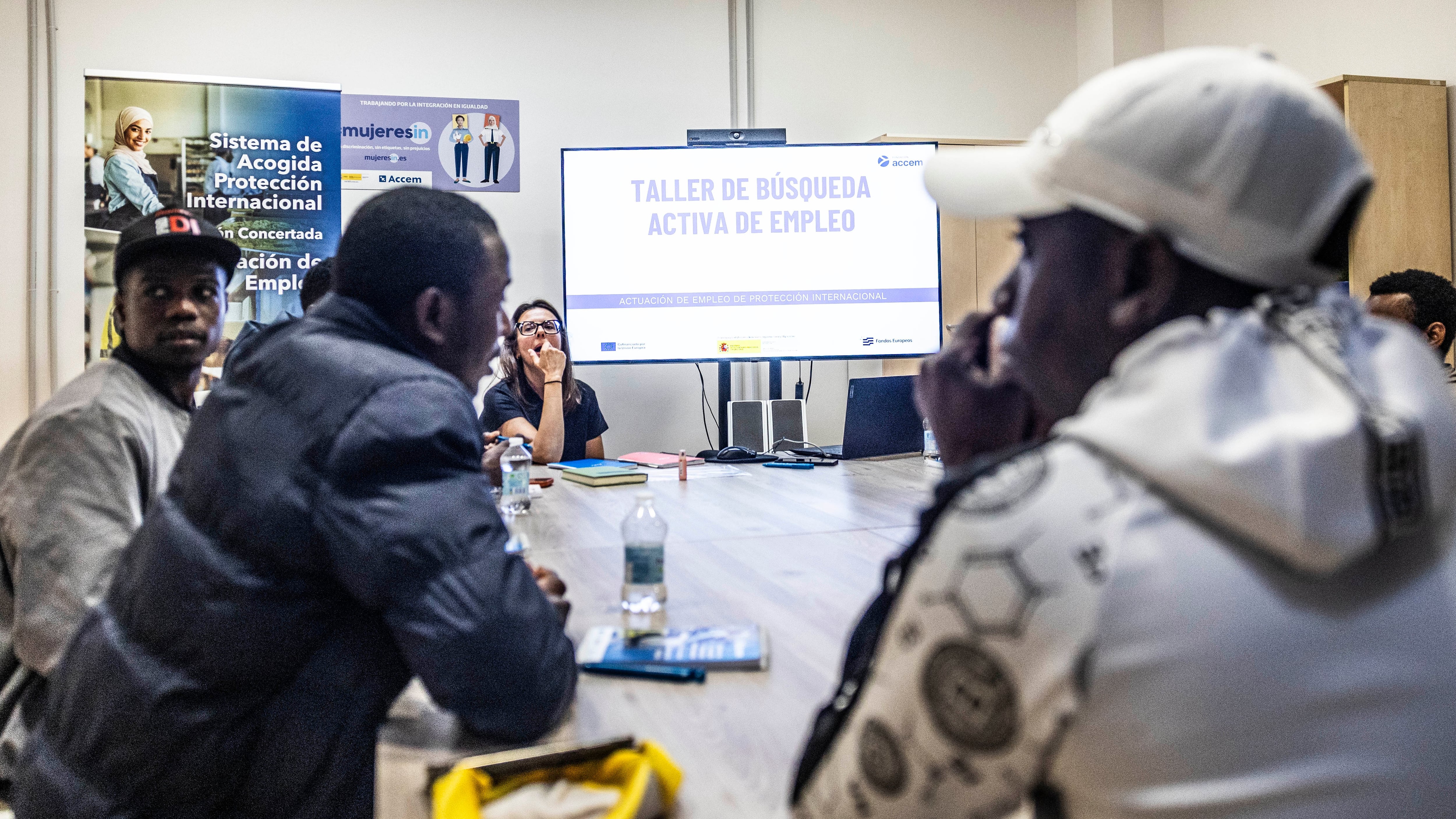 Un grupo de migrantes en un taller de búsqueda de empleo en la organización Accem en Cáceres, el 24 de abril. 