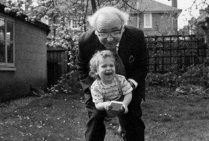 Chimen Abramsky y su nieto Sasha Abramsky en 1973.